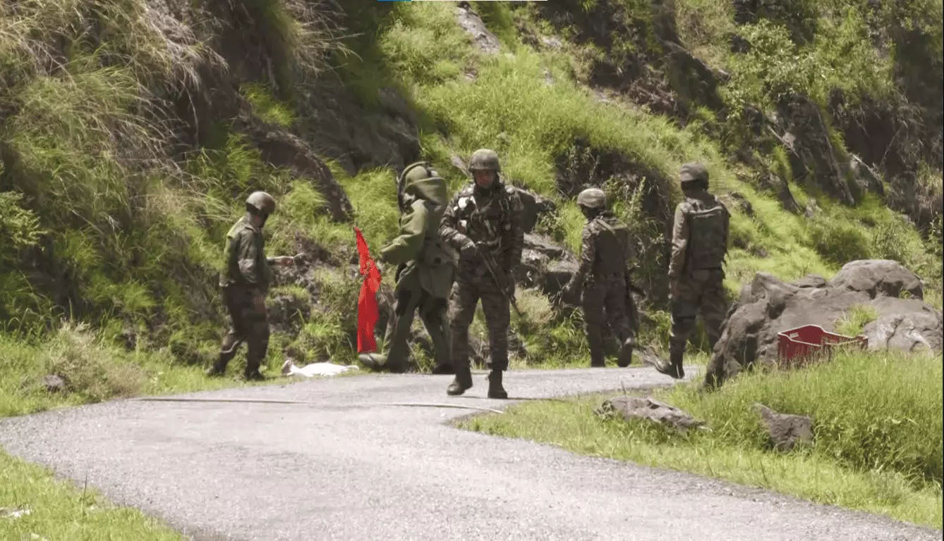 Indian Army’s bomb disposal squad destroys live Pakistani shell in Poonch Indian Army’s bomb disposal squad destroys live Pakistani shell in Poonch
