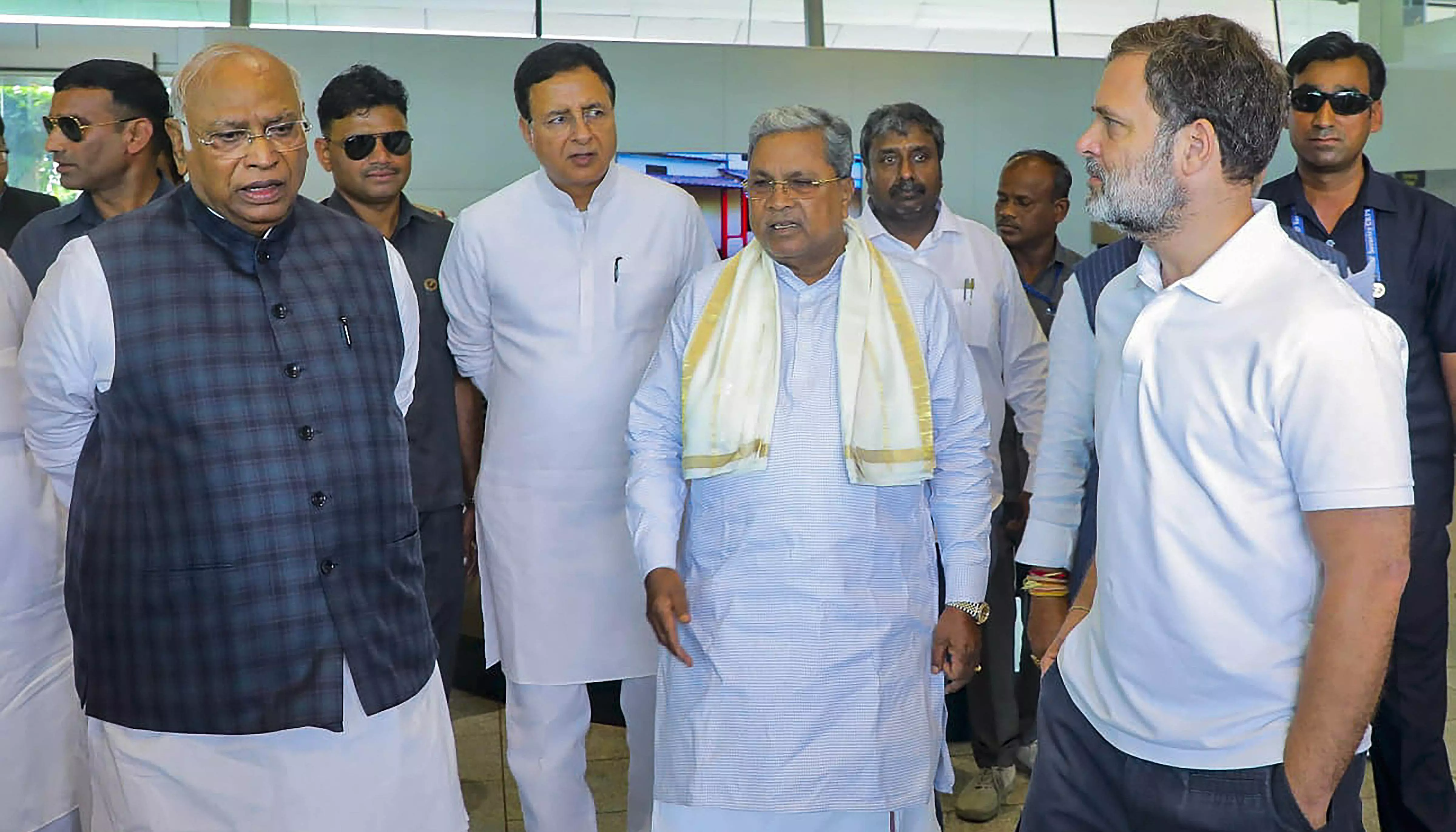In BJPs model money is in hands of select rich, while Cong gives to poor: Rahul Gandhi In BJPs model money is in hands of select rich, while Cong gives to poor: Rahul Gandhi