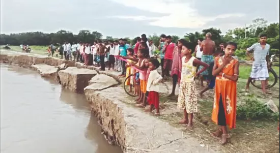 Save erosion-hit villages: Thousands of families from Malda appeal to PM Save erosion-hit villages: Thousands of families from Malda appeal to PM