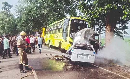 Nadia: 5 dead, one critical as pvt bus collides head-on with car Nadia: 5 dead, one critical as pvt bus collides head-on with car