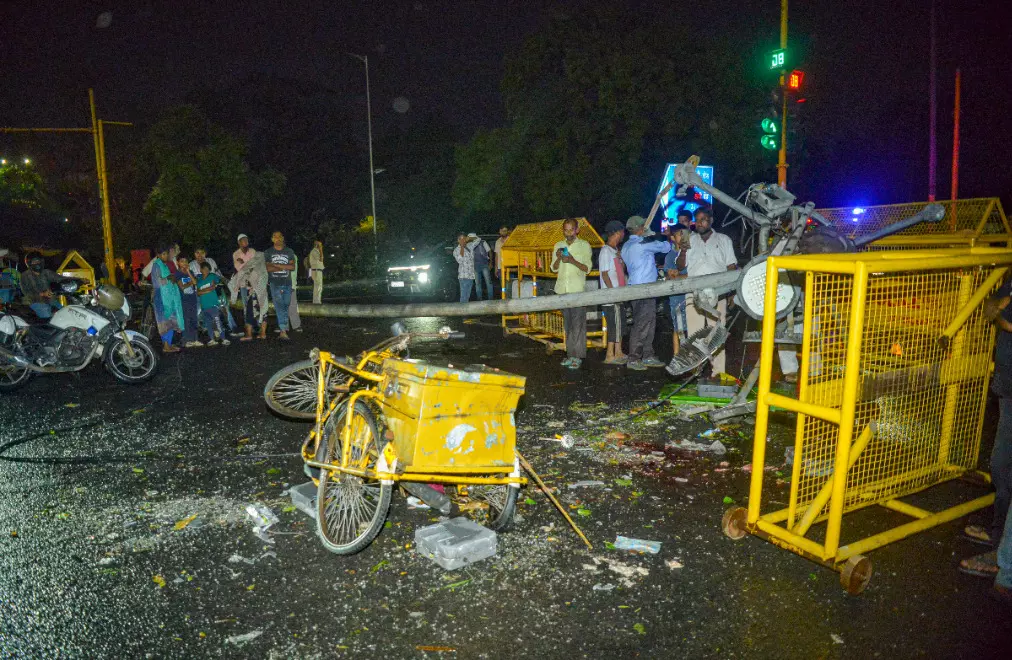 Hailstorm, high-speed winds hit Delhi, leave flights, metro services in disarray Hailstorm, high-speed winds hit Delhi, leave flights, metro services in disarray