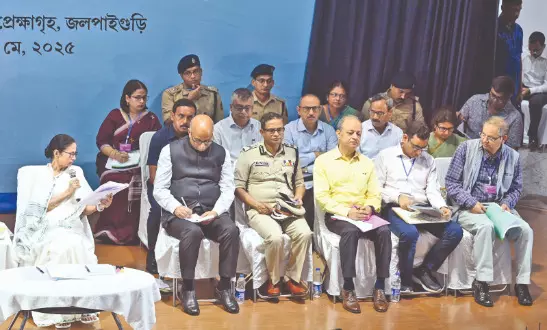 Mamata directs officials in North Bengal to remain alert for cross-border threats Mamata directs officials in North Bengal to remain alert for cross-border threats
