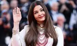 Aishwarya Rai Bachchan wears ‘sindoor’ at Cannes, shuts divorce rumours Aishwarya Rai Bachchan wears ‘sindoor’ at Cannes, shuts divorce rumours