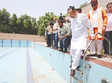 Edu Minister reviews Shakur Basti schools Edu Minister reviews Shakur Basti schools