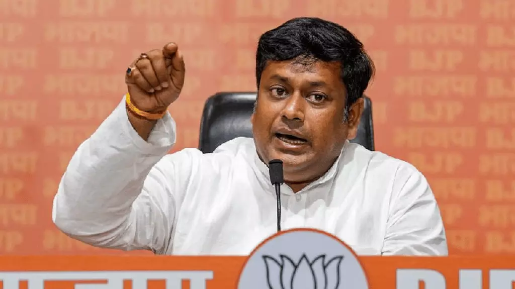 EC launches probe into complaint against Bengal BJP chief’s wife for holding two voter IDs EC launches probe into complaint against Bengal BJP chief’s wife for holding two voter IDs