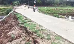 Cracks appear in newly-built road near Kashia Canal Bridge in Balurghat
