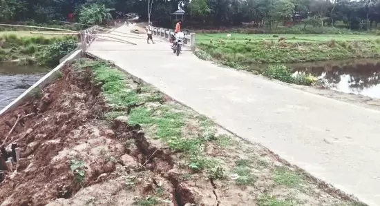 Cracks appear in newly-built road near Kashia Canal Bridge in Balurghat