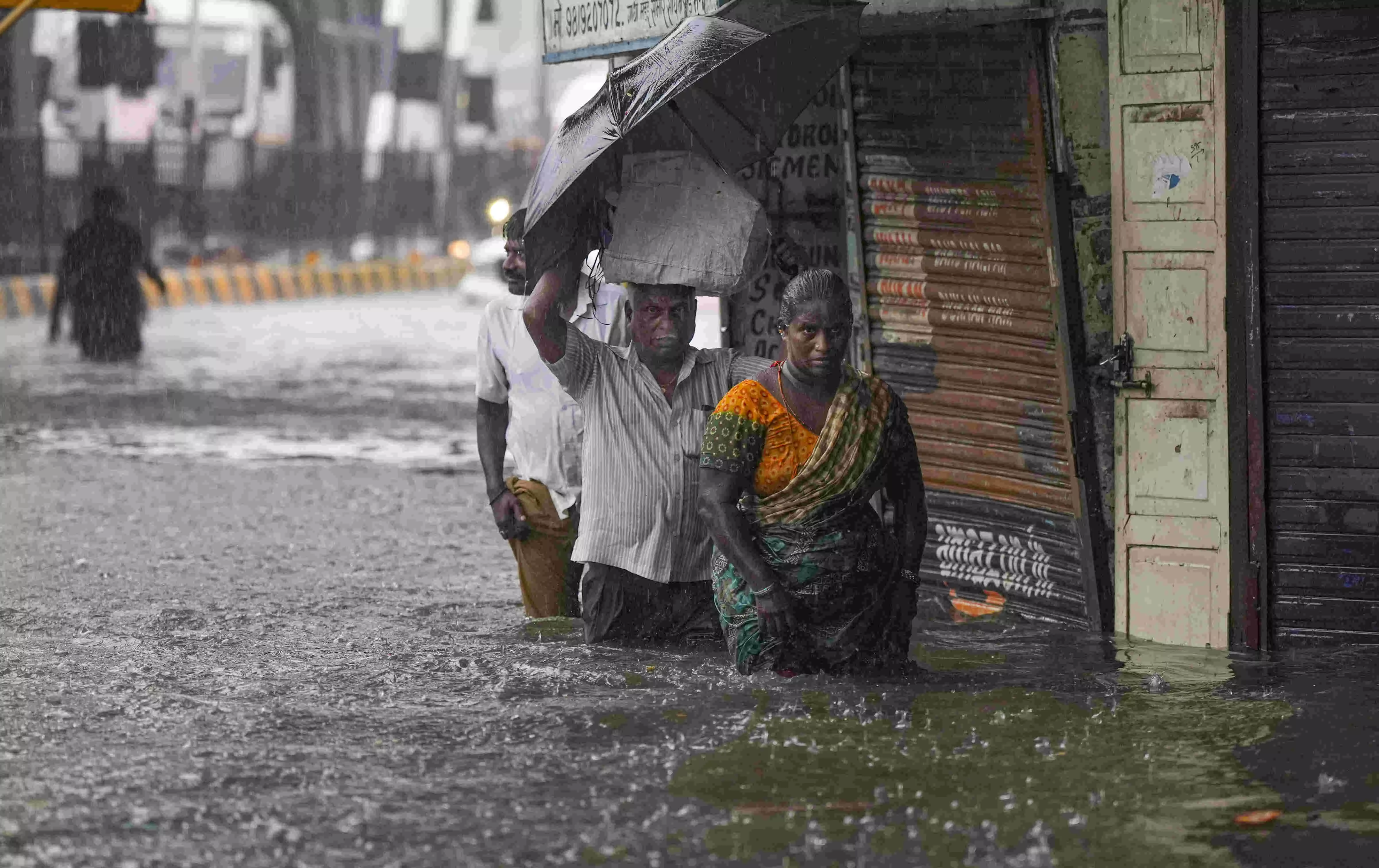 Mumbai recives 106 mm rains in 24 hours; IMD issues red alert Mumbai recives 106 mm rains in 24 hours; IMD issues red alert