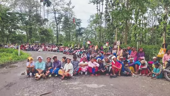 Nagrakata: Tea garden workers protest over water woes Nagrakata: Tea garden workers protest over water woes
