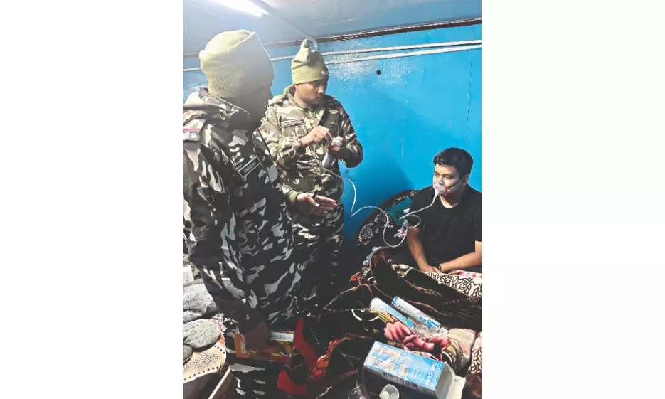 Prompt intervention by SSB saves lives of 3 tourists in Sandakphu Prompt intervention by SSB saves lives of 3 tourists in Sandakphu
