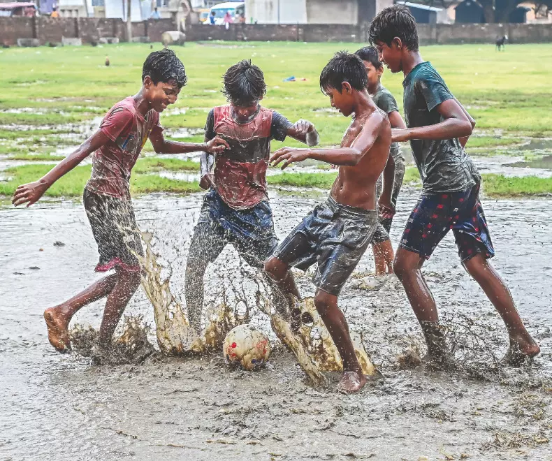 Weatherman predicts heavy rain in South & North Bengal in next 2 days Weatherman predicts heavy rain in South & North Bengal in next 2 days