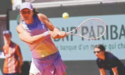 Swiatek, Sabalenka keep cool amid rising mercury in Paris