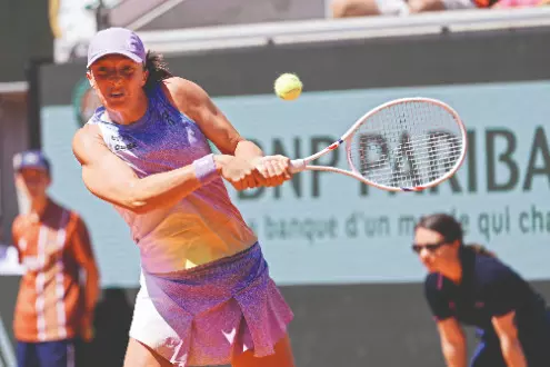 Swiatek, Sabalenka keep cool amid rising mercury in Paris