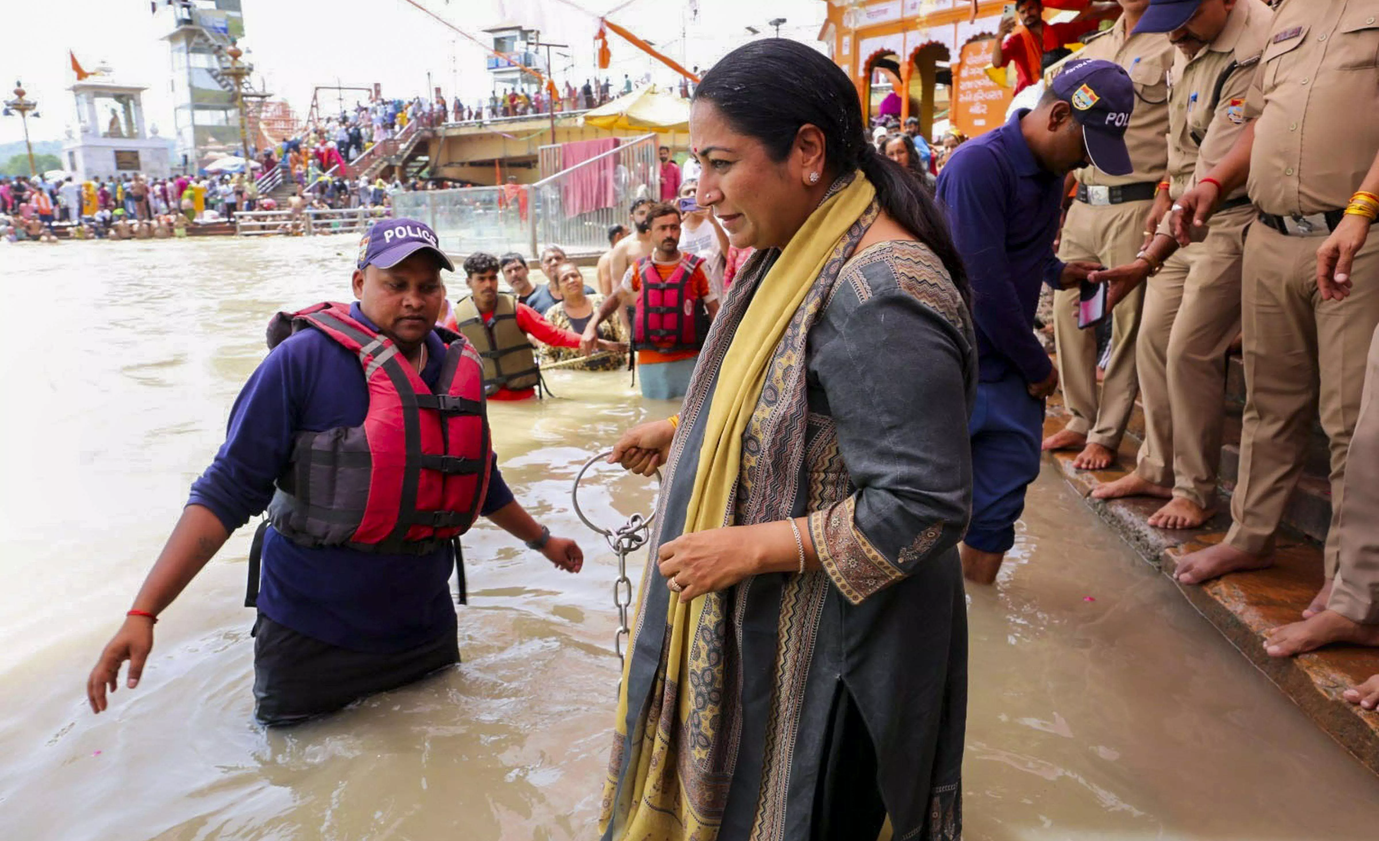 5 media vehicles trailing Delhi CM Rekha Guptas convoy crash near Haridwar 5 media vehicles trailing Delhi CM Rekha Guptas convoy crash near Haridwar