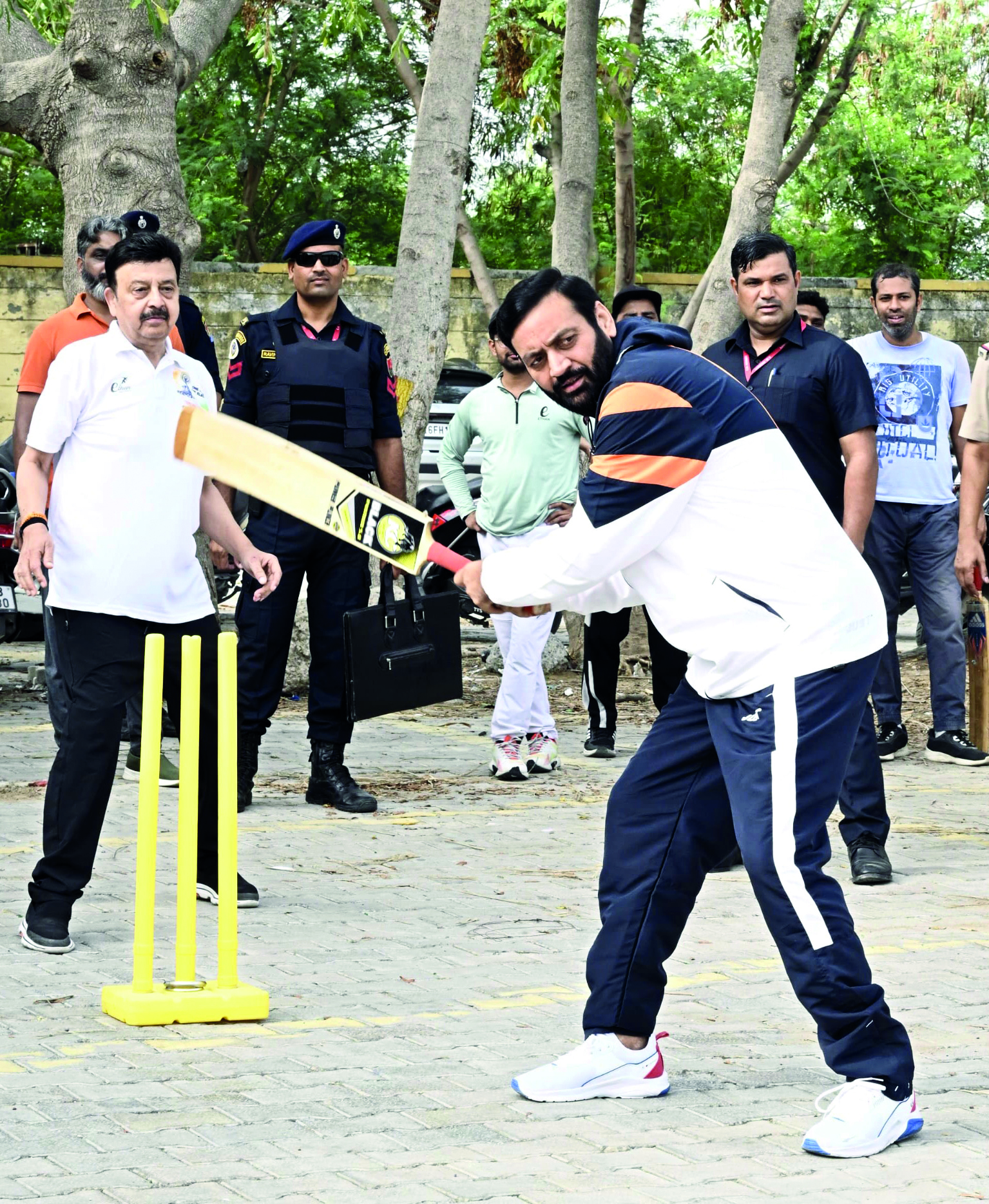 Haryana CM halts convoy to play cricket Haryana CM halts convoy to play cricket
