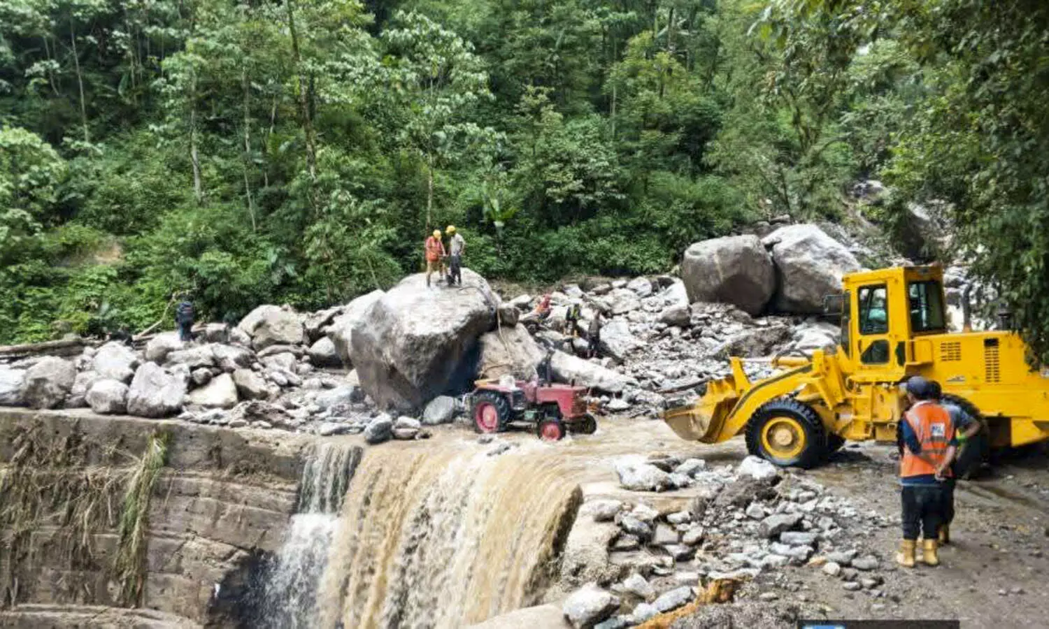 Road connectivity to Lachung restored, evacuation of stranded tourists to commence on Monday Road connectivity to Lachung restored, evacuation of stranded tourists to commence on Monday