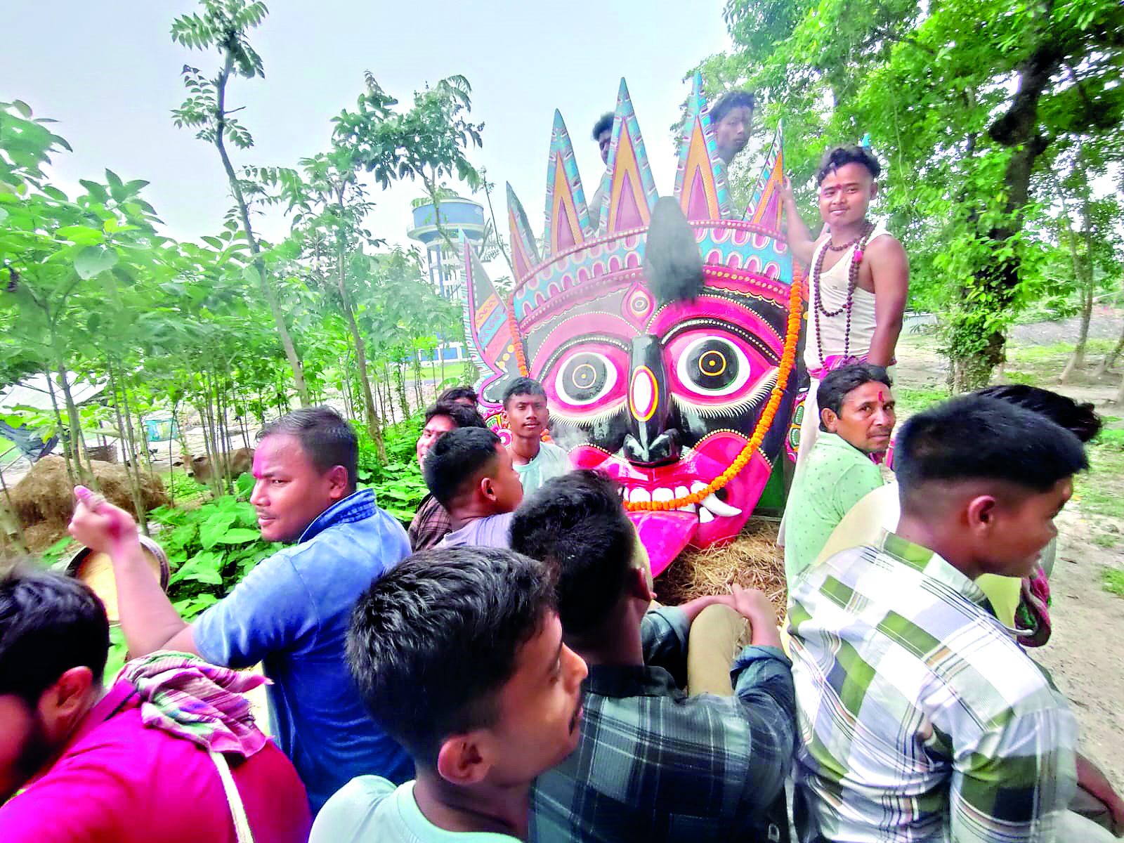 7 feet in height and 5 feet in width - Kushmandi artists craft ‘record-breaking’ wooden mask for traditional festival