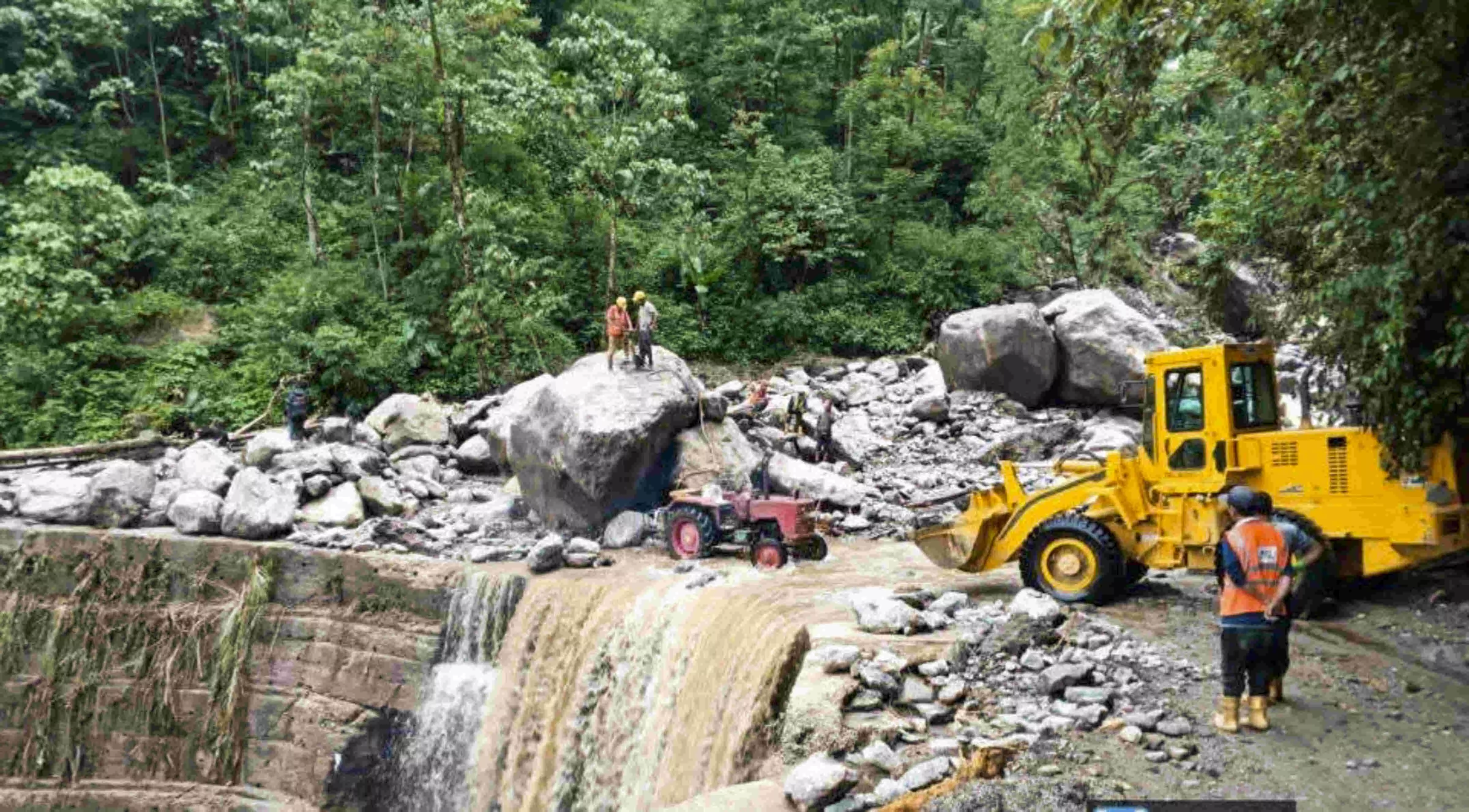 Road connectivity to Lachung restored, evacuation of stranded tourists to commence on Monday Road connectivity to Lachung restored, evacuation of stranded tourists to commence on Monday