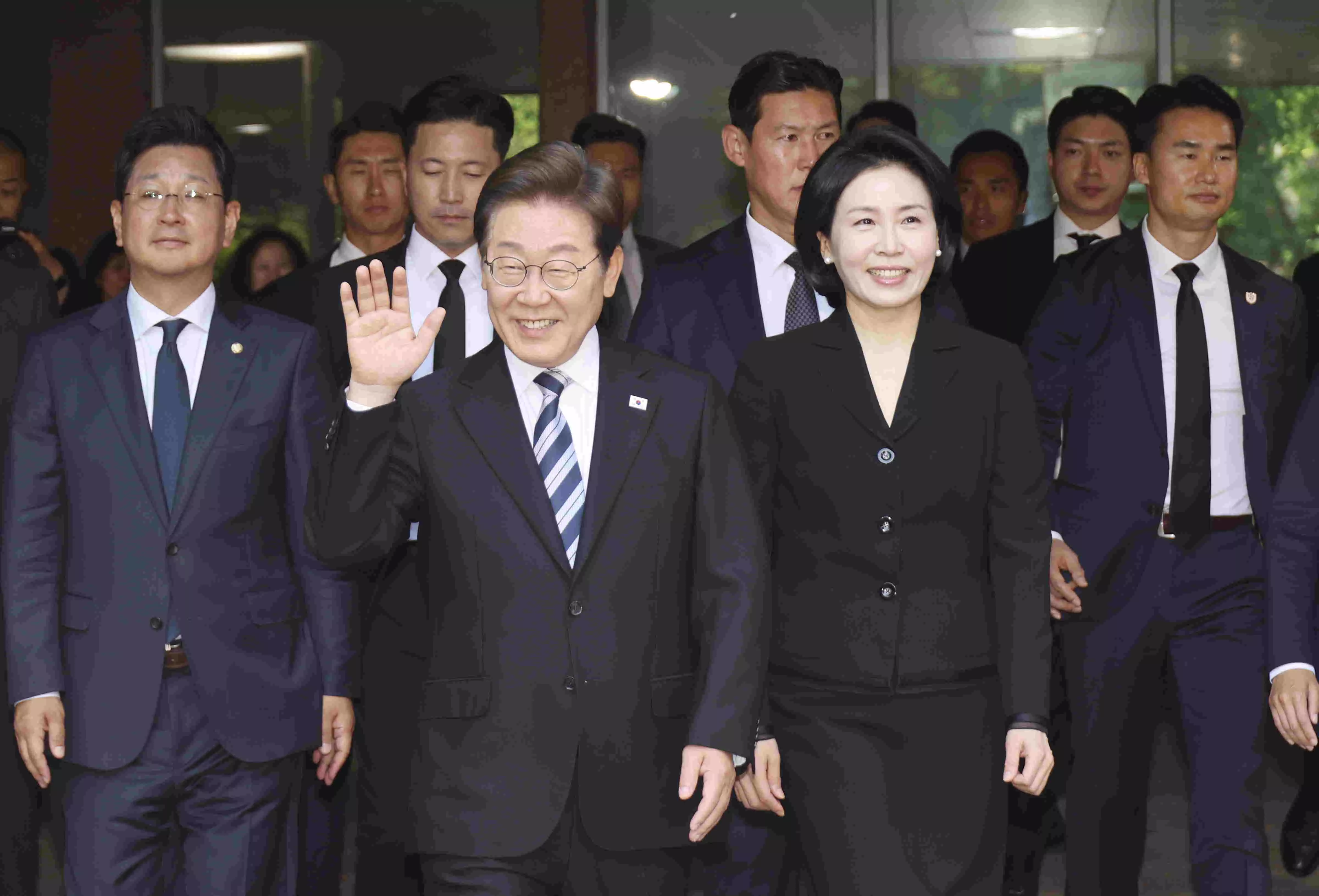 South Koreas new President Lee vows to pursue talks with North and bolster ties with US and Japan South Koreas new President Lee vows to pursue talks with North and bolster ties with US and Japan