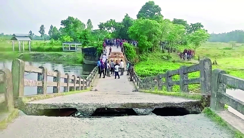Cooch Behar: Collapse of dilapidated bridge in Sitai sparks concern among locals Cooch Behar: Collapse of dilapidated bridge in Sitai sparks concern among locals