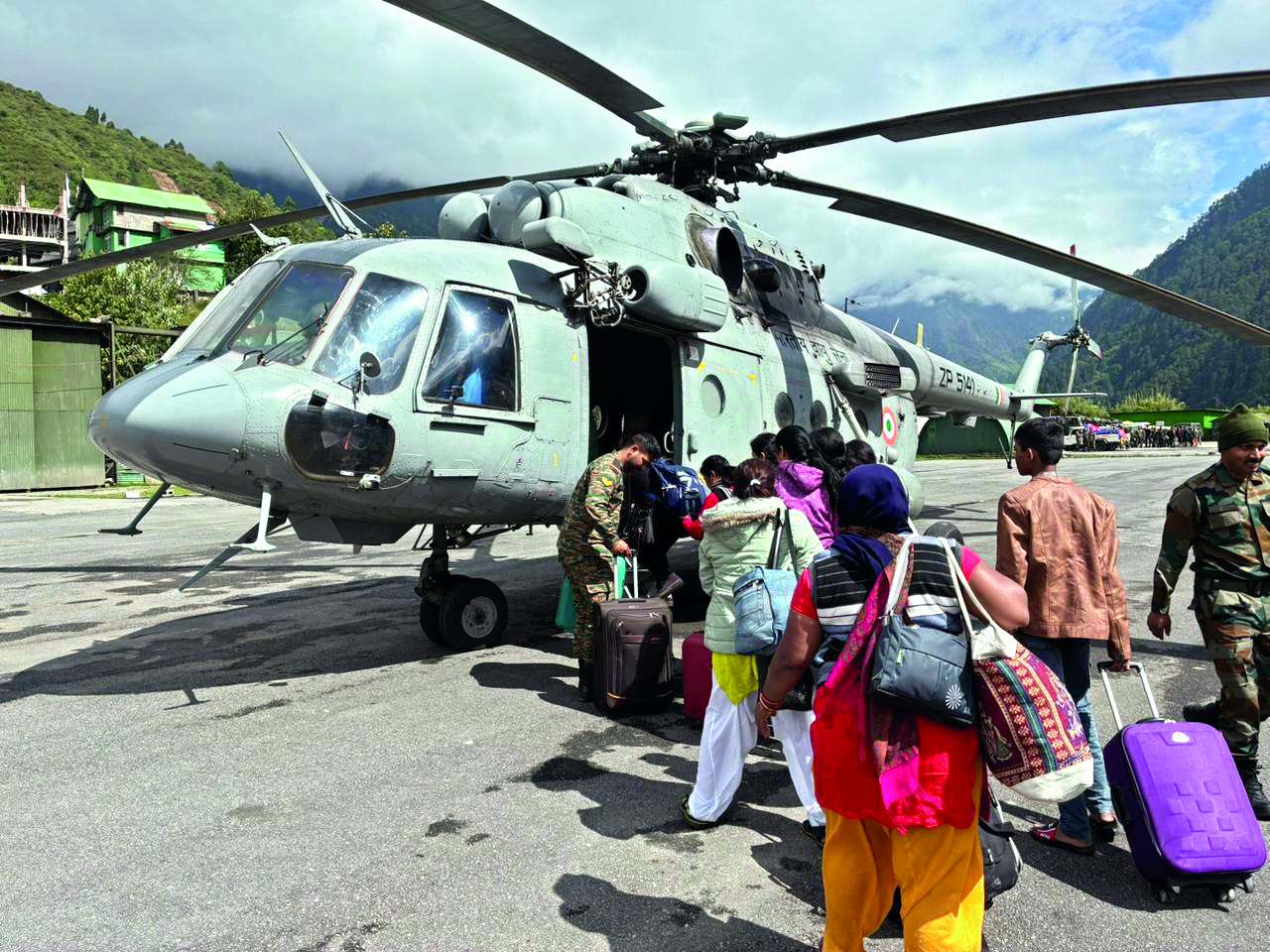 Rescue & evacuation operations continue amid inclement weather in North Sikkim; 109 tourists have reached Chaten from Lachen Rescue & evacuation operations continue amid inclement weather in North Sikkim; 109 tourists have reached Chaten from Lachen