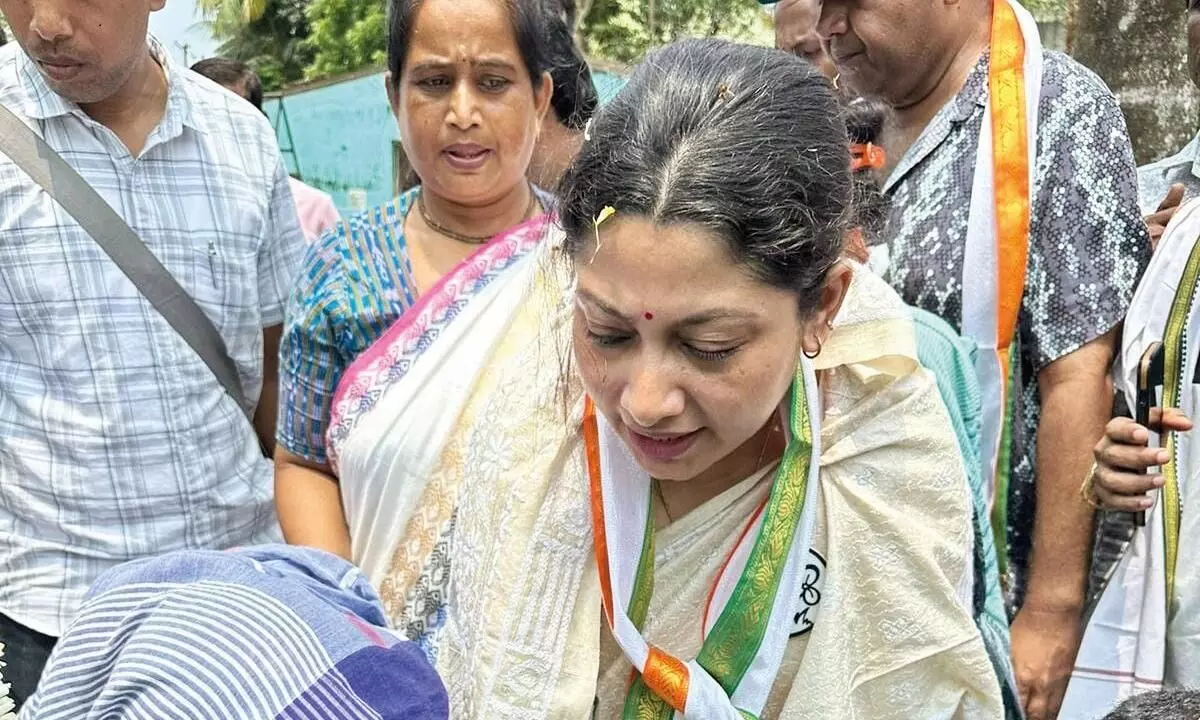 Inspired by Mamata Banerjee’s green vision; TMC candidate in Kaliganj launches campaign by planting trees Inspired by Mamata Banerjee’s green vision; TMC candidate in Kaliganj launches campaign by planting trees