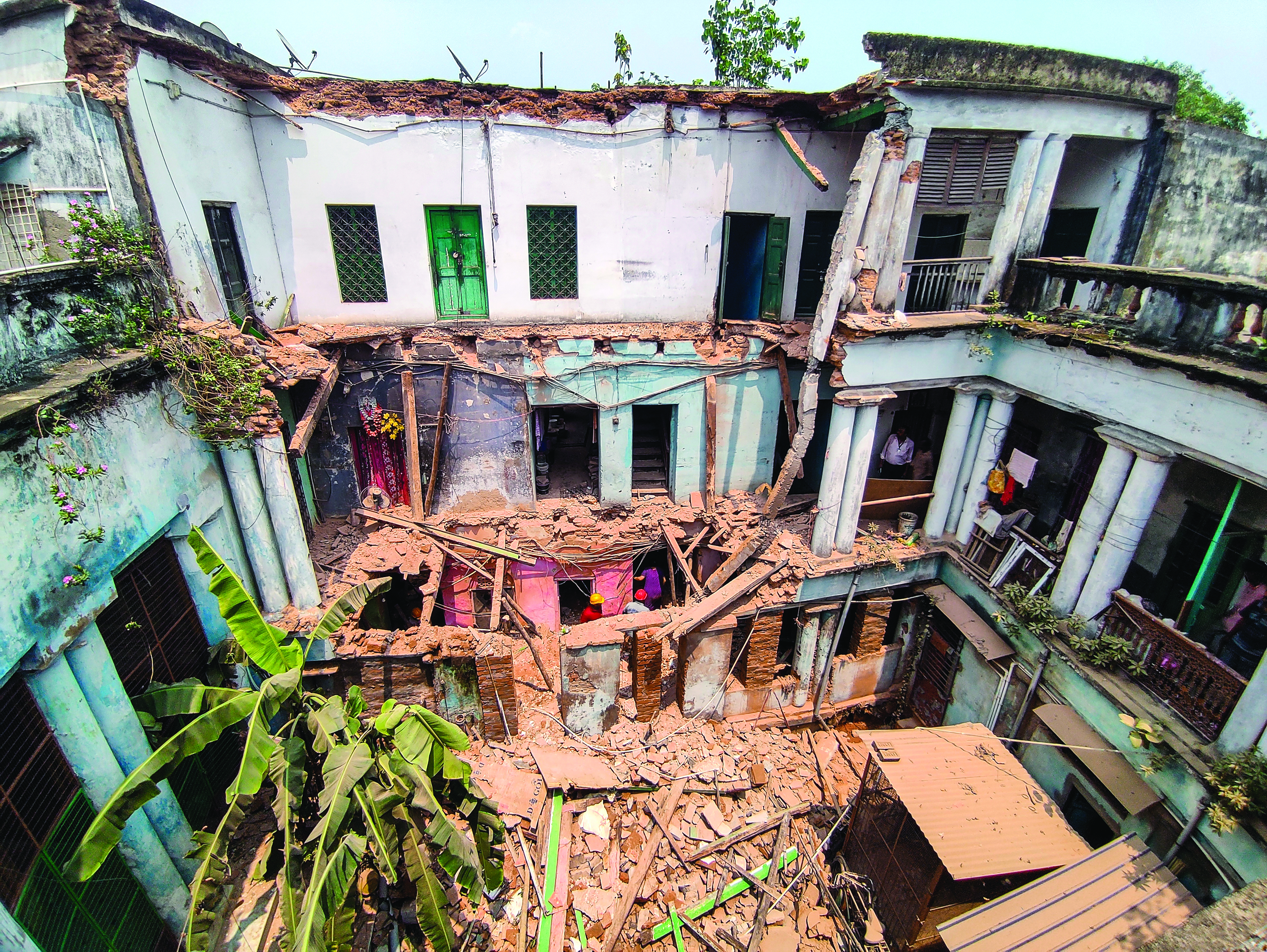 Bowbazar building collapse kills one, injures four Bowbazar building collapse kills one, injures four