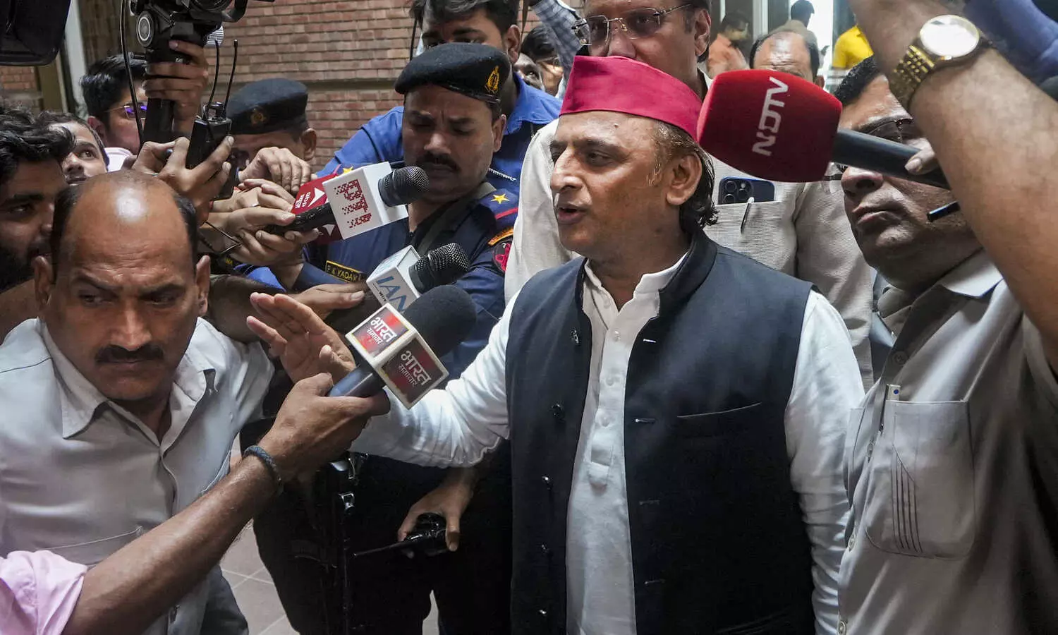 Adityanath lacks courage to face farmers on ground: Akhilesh Adityanath lacks courage to face farmers on ground: Akhilesh