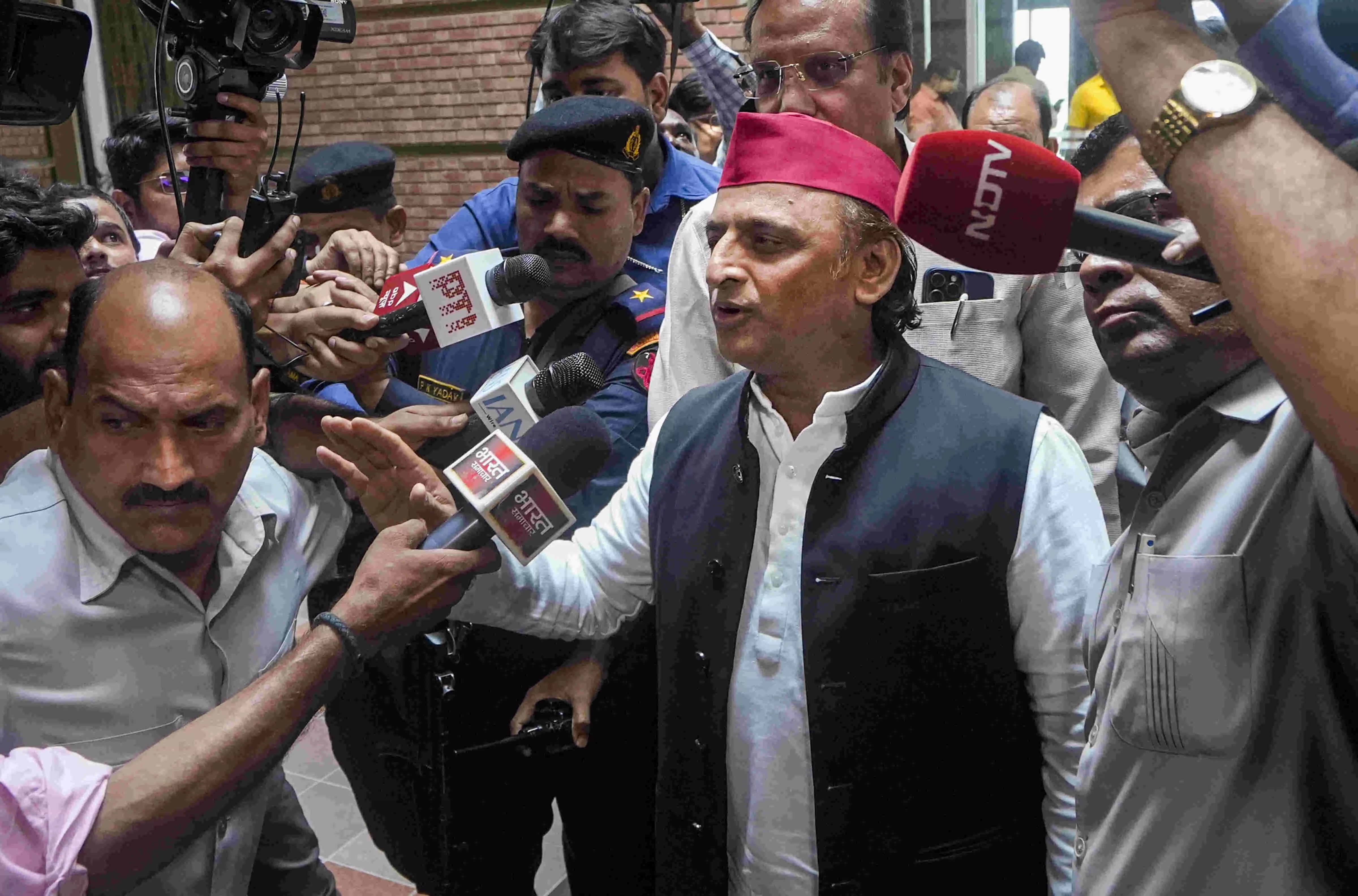 Adityanath lacks courage to face farmers on ground: Akhilesh