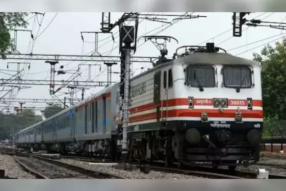 Train mishap kills 4, injures nine: CRs top safety official to probe incident Train mishap kills 4, injures nine: CRs top safety official to probe incident
