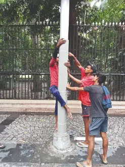 Monsoon measures: KMC snaps power to trident lights Monsoon measures: KMC snaps power to trident lights