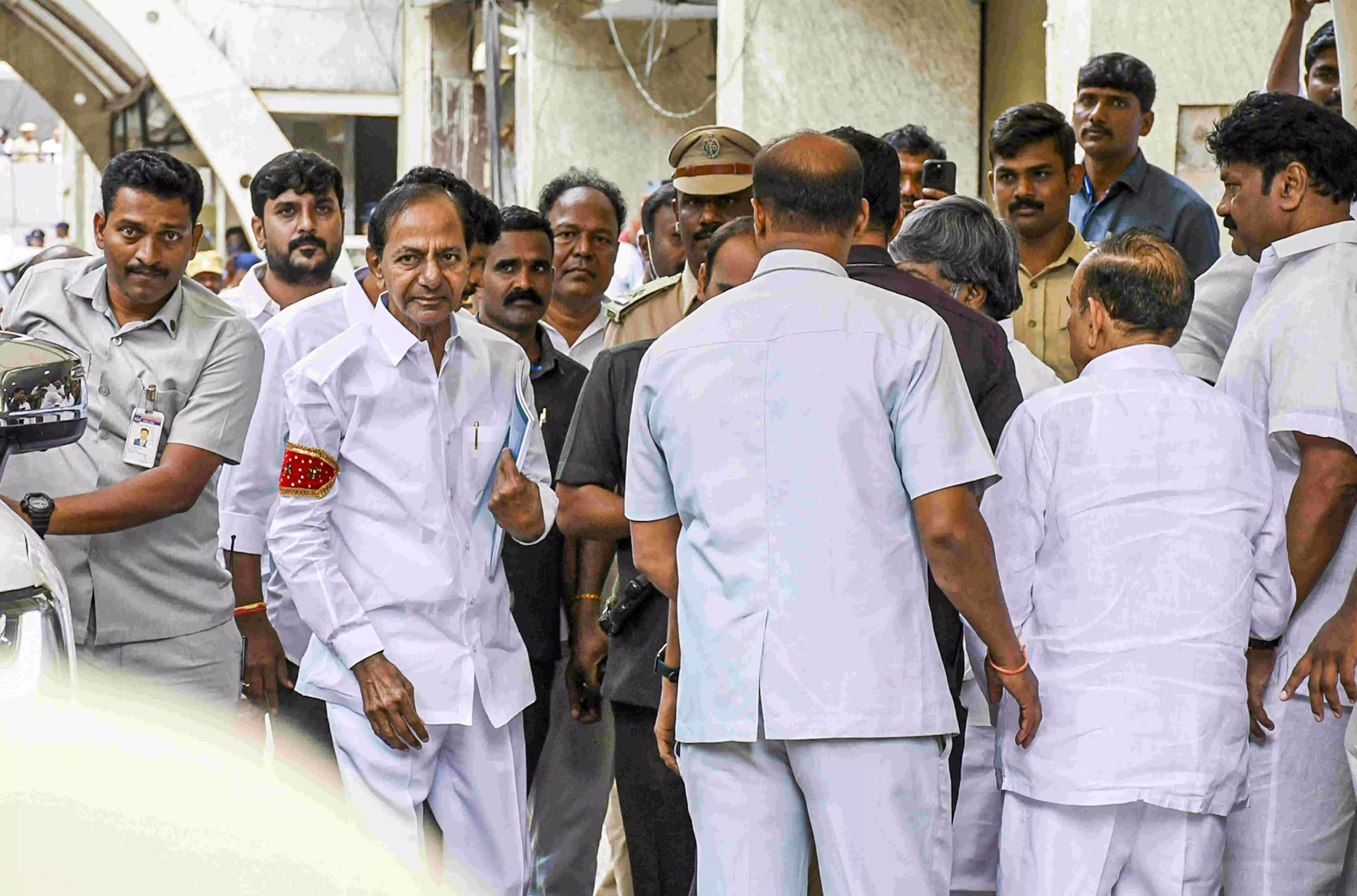 KCR appears before judicial panel probing irregularities in Kaleshwaram project KCR appears before judicial panel probing irregularities in Kaleshwaram project