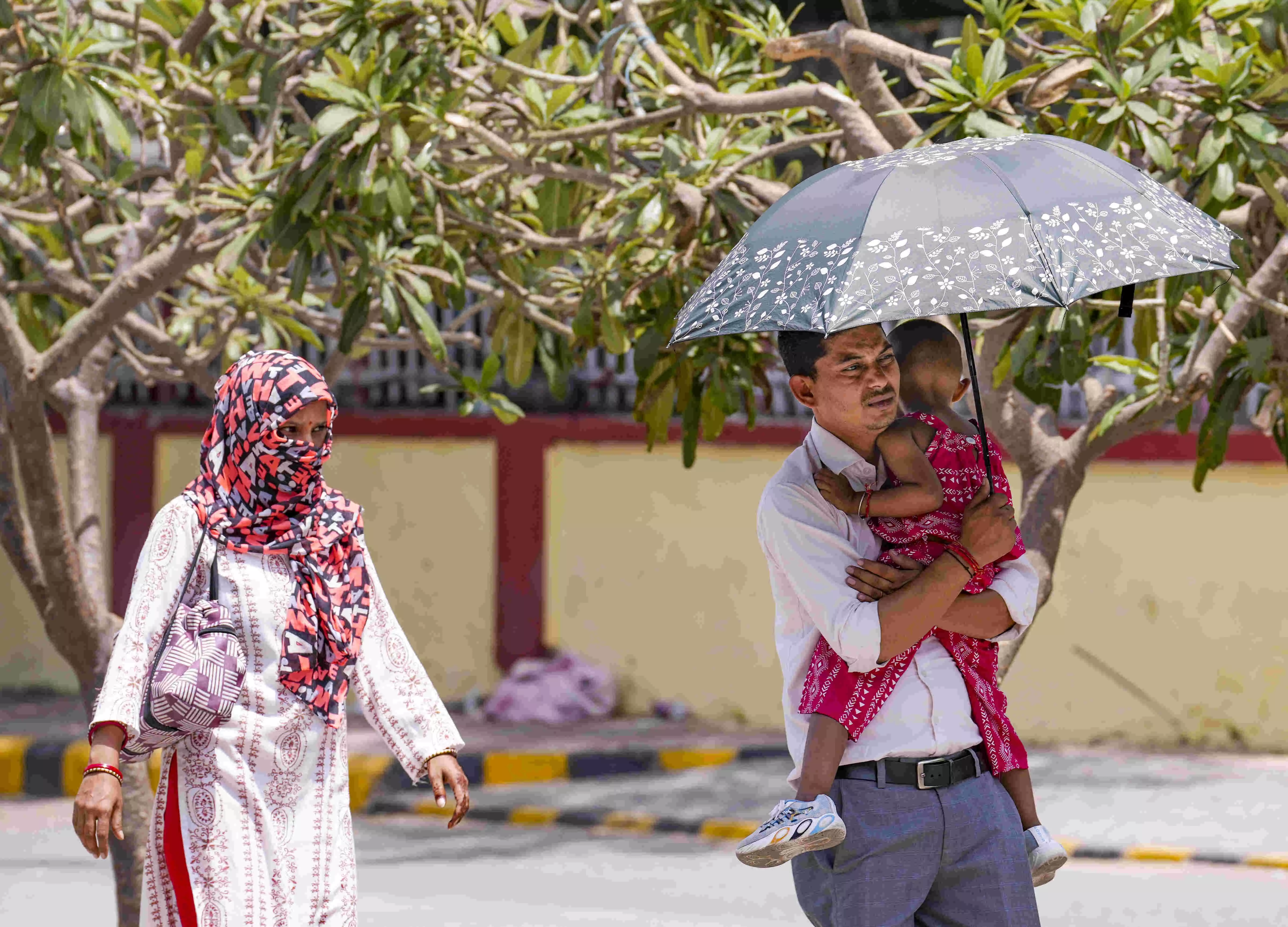 Delhi under red alert as mercury soars beyond 45 deg C; Severe heatwave conditions to persist