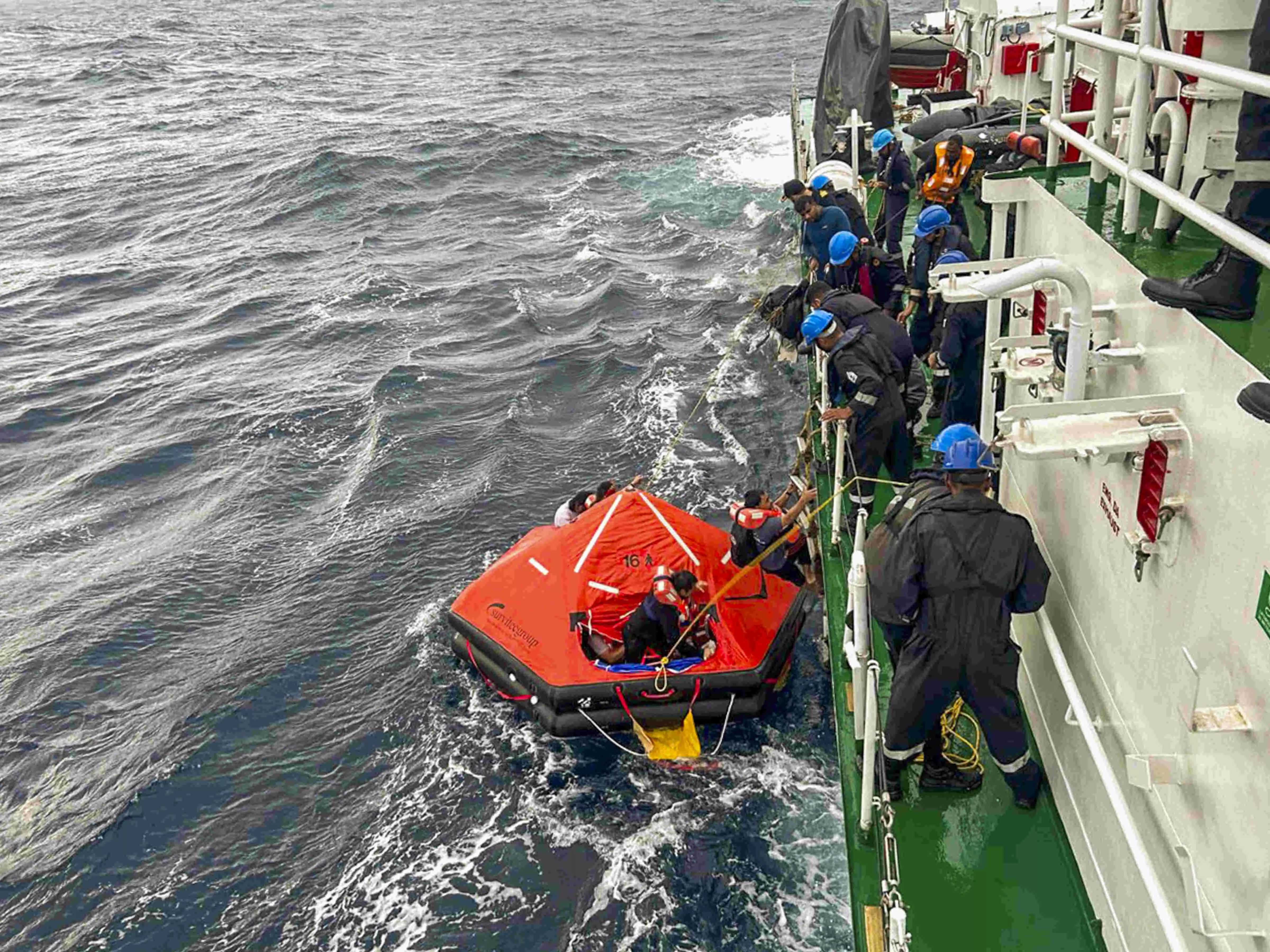 Owners of sunken ship given 48 hours to complete extraction of oil leaking into sea Owners of sunken ship given 48 hours to complete extraction of oil leaking into sea