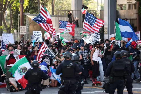 Anti-Trump demonstrators crowd streets, parks and plazas across US, organizers say millions came Anti-Trump demonstrators crowd streets, parks and plazas across US, organizers say millions came