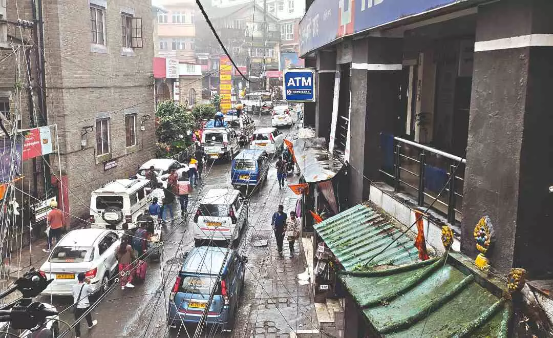Darj: Tourist rush leads to traffic jams, ‘8-km ride taking 3 hours’ Darj: Tourist rush leads to traffic jams, ‘8-km ride taking 3 hours’