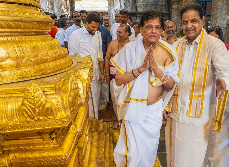 Technical snag in helicopter compels Piyush Goyal to shelve aerial survey in Andhra Technical snag in helicopter compels Piyush Goyal to shelve aerial survey in Andhra