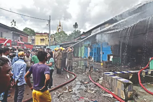Kidderpore market gutted in blaze; Mamata announces compensation Kidderpore market gutted in blaze; Mamata announces compensation