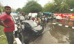 Pre-monsoon rains bring relief and chaos in Delhi Pre-monsoon rains bring relief and chaos in Delhi