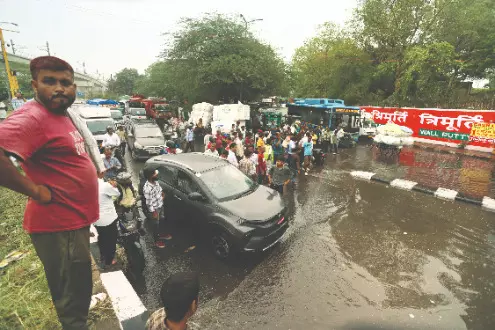 Pre-monsoon rains bring relief and chaos in Delhi Pre-monsoon rains bring relief and chaos in Delhi