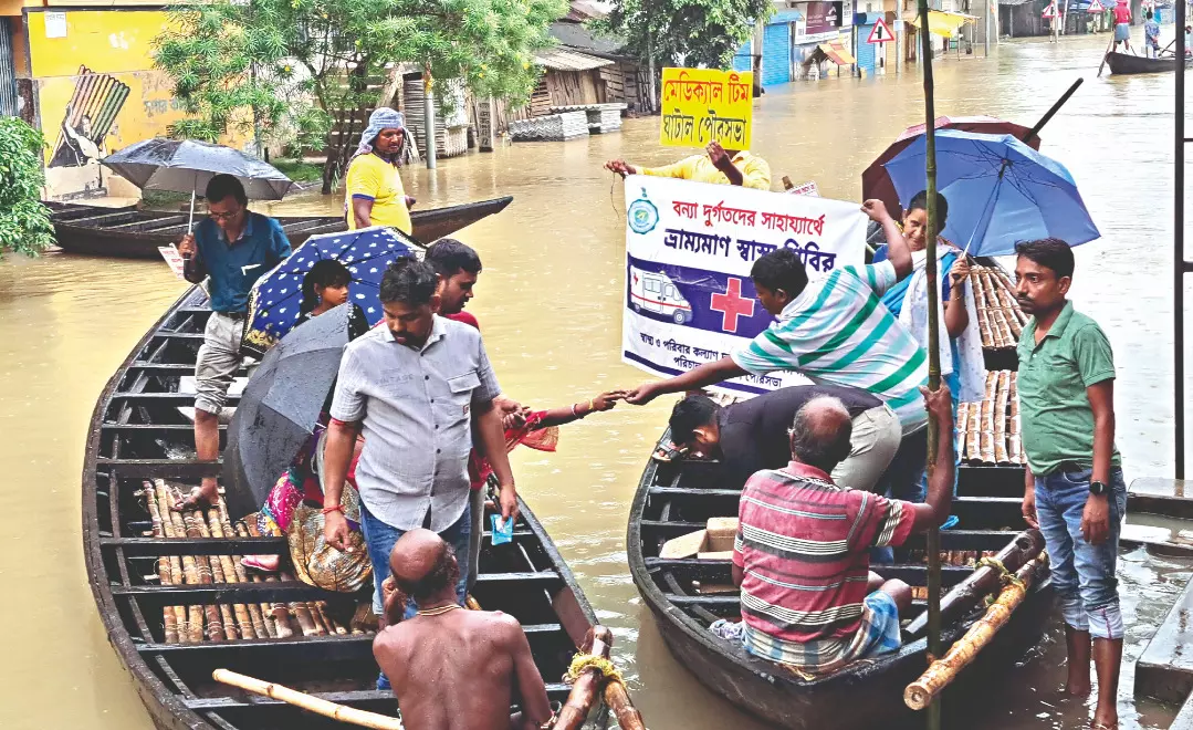 Flood situation worsens in West Midnapore, over 2 lakh affected Flood situation worsens in West Midnapore, over 2 lakh affected