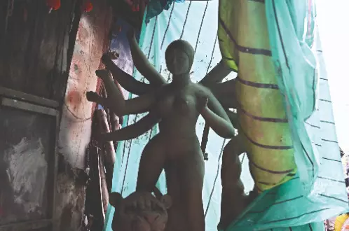 Amid sudden downpours, Kumartuli artisans battle to meet Puja deadline Amid sudden downpours, Kumartuli artisans battle to meet Puja deadline