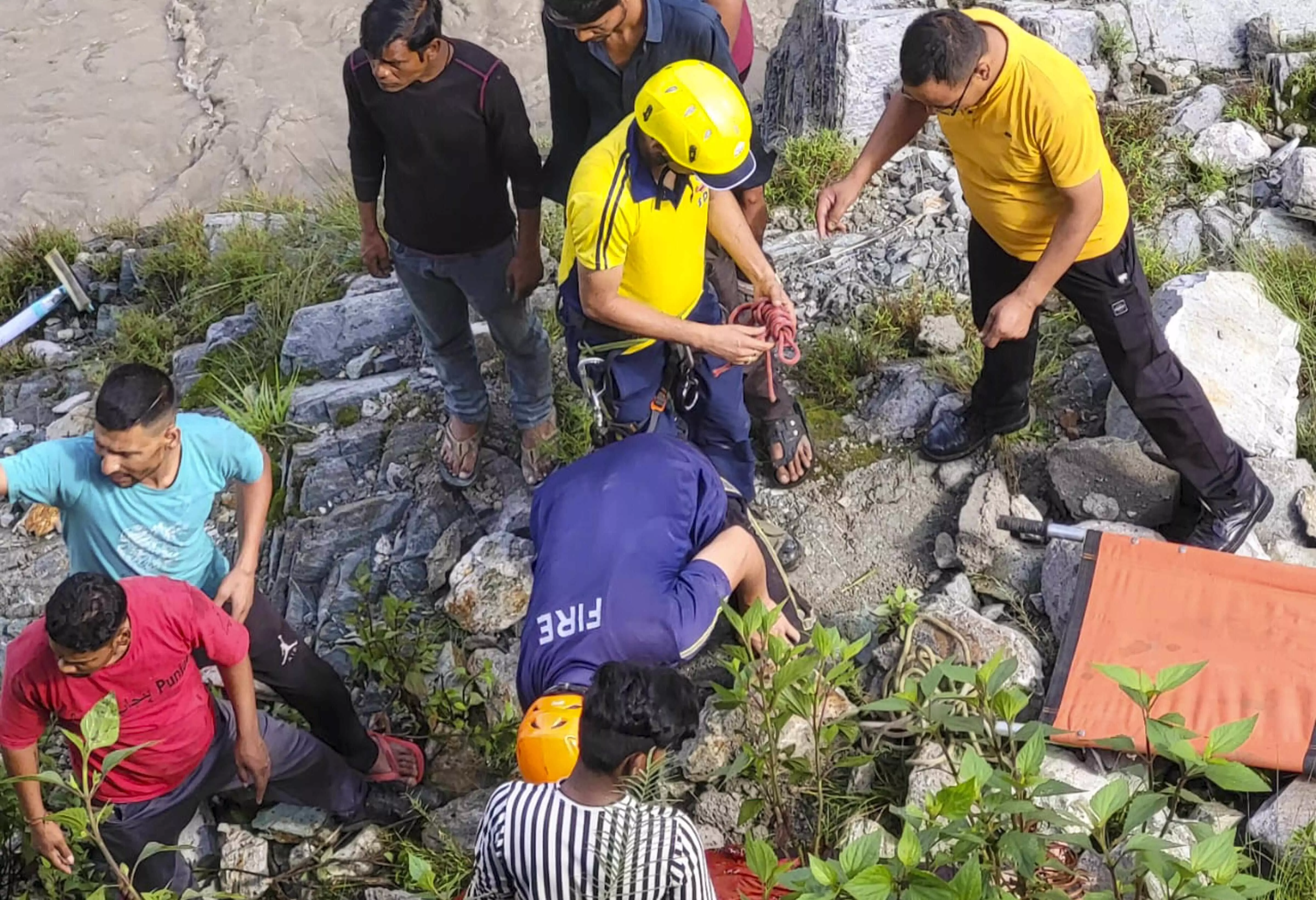 2 killed, 10 missing after vehicle carrying pilgrims falls into Alaknanda river in Uttarakhand 2 killed, 10 missing after vehicle carrying pilgrims falls into Alaknanda river in Uttarakhand