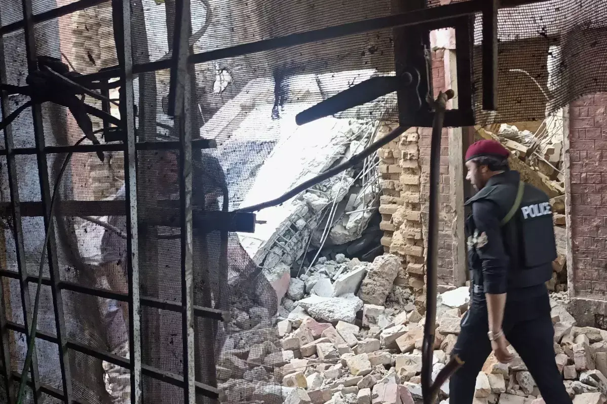 13 soldiers killed in suicide car bomb attack in Pakistan