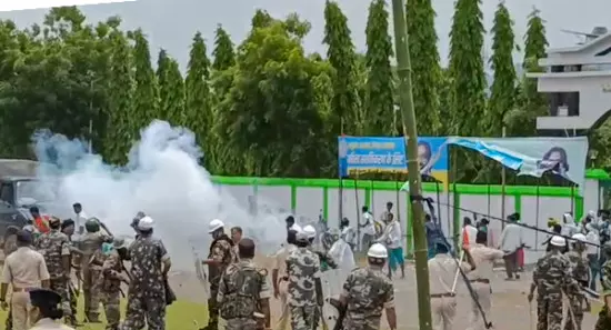 Police use tear gas, batons to disperse tribal protesters in J’khand ahead of Hul Diswas event Police use tear gas, batons to disperse tribal protesters in J’khand ahead of Hul Diswas event