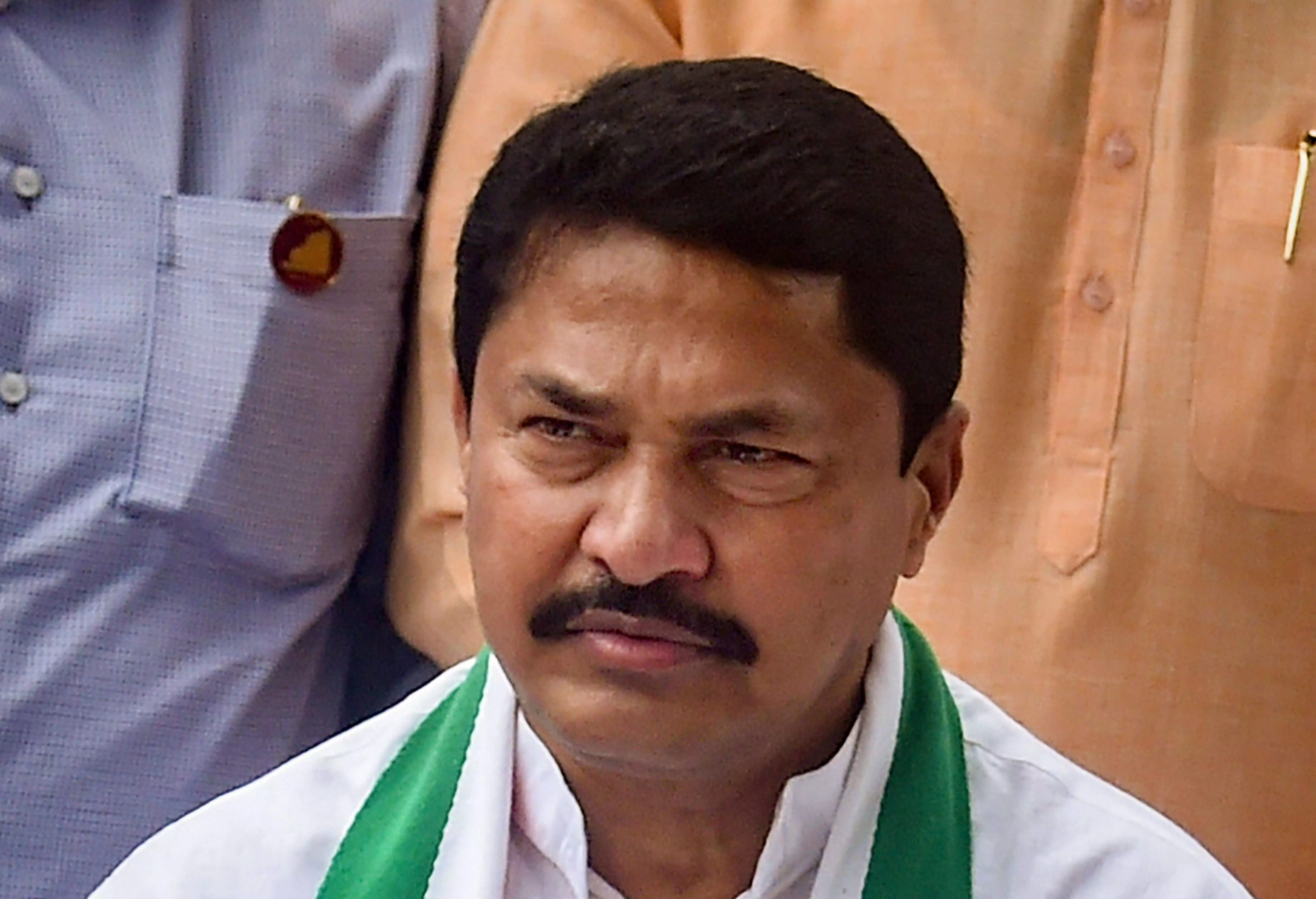 Cong MLA Patole climbs speakers podium, suspended from assembly for a day