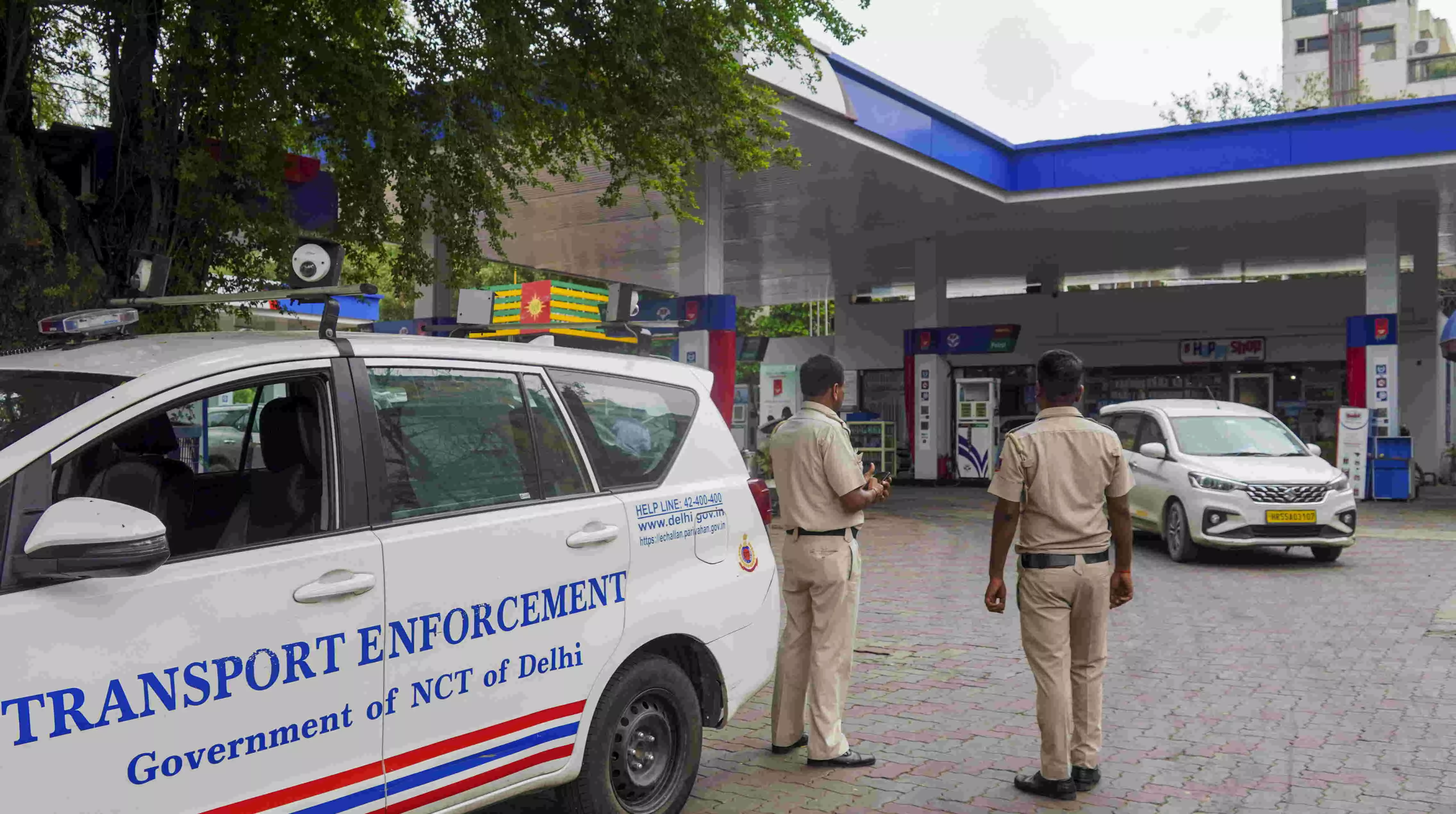 Delhi begins ban on fuel sale to old vehicles; AI cameras, traffic police teams deployed at pumps Delhi begins ban on fuel sale to old vehicles; AI cameras, traffic police teams deployed at pumps