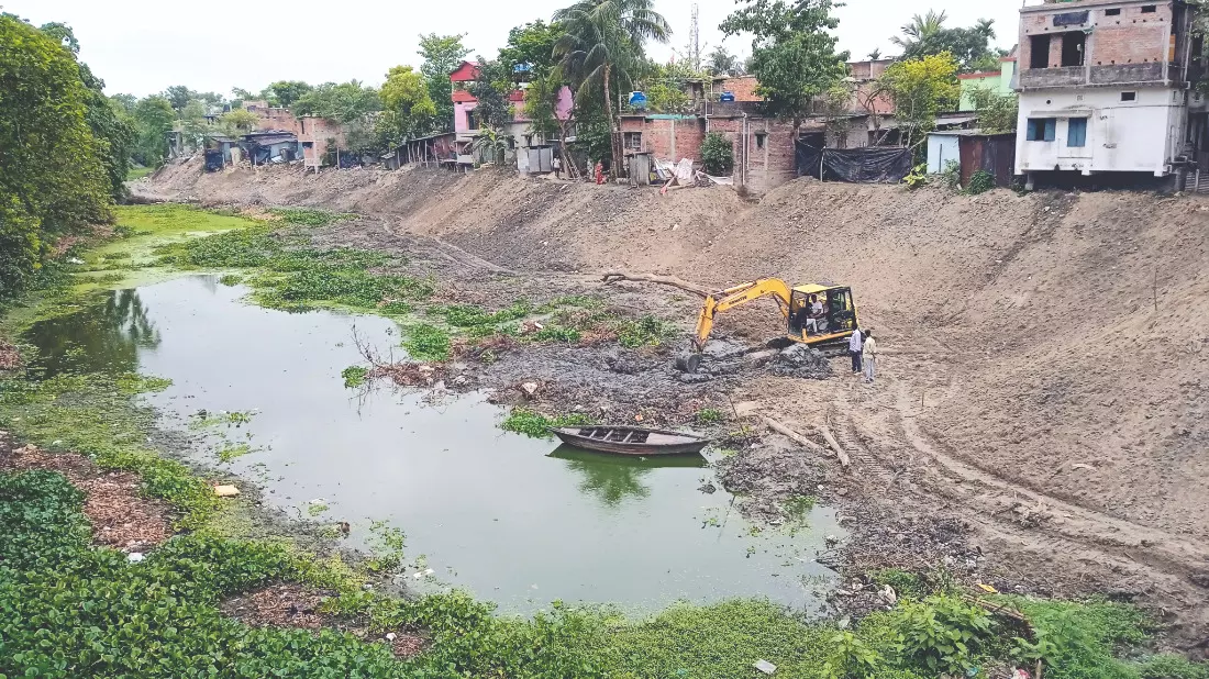 Balurghat: Cleaning work begins on Atreyee Canal