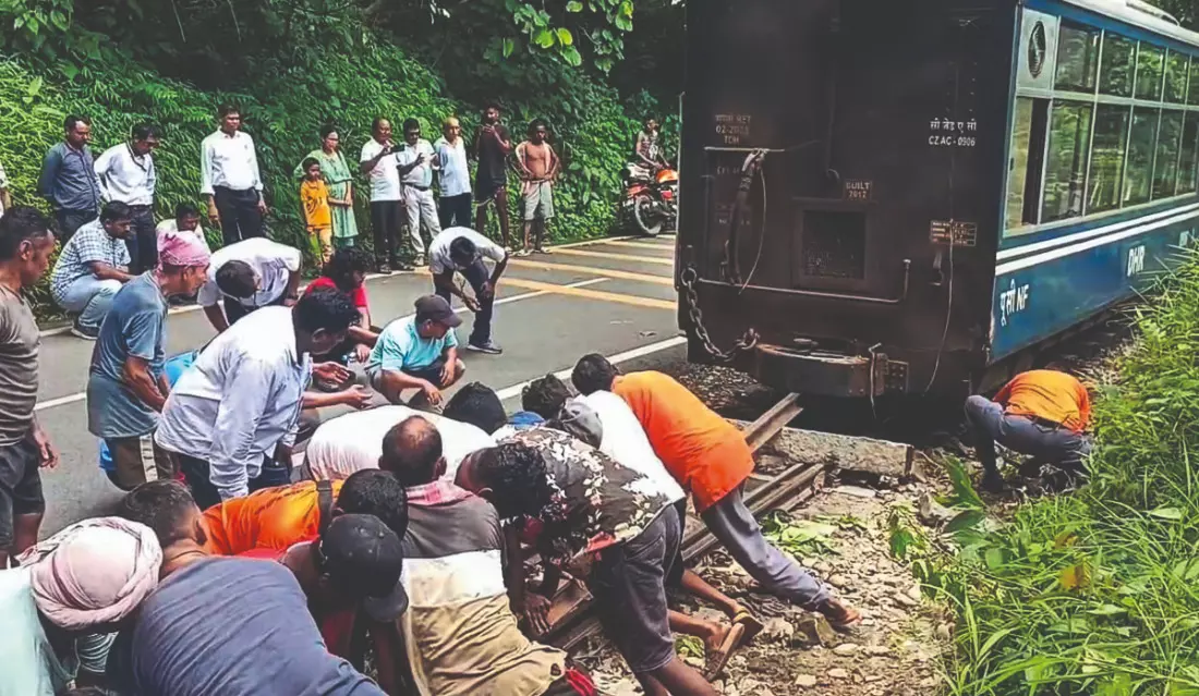 DHR derails after crossing   Sukna Station, none injured