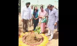 Govt to make ‘all-out efforts’ to resolve overage vehicle ban: CM